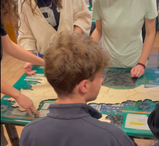 ragazzi con puzzle ragazzi con puzzle